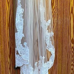 Oleg Cassini NWT Elegant White Lace Walking Bridal Veil